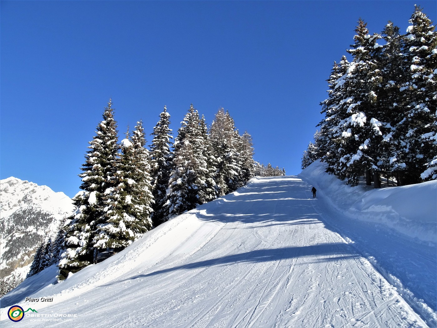 26 Salendo la pista panoramica sul tratto in decisa salita verso Torcola Vaga.JPG